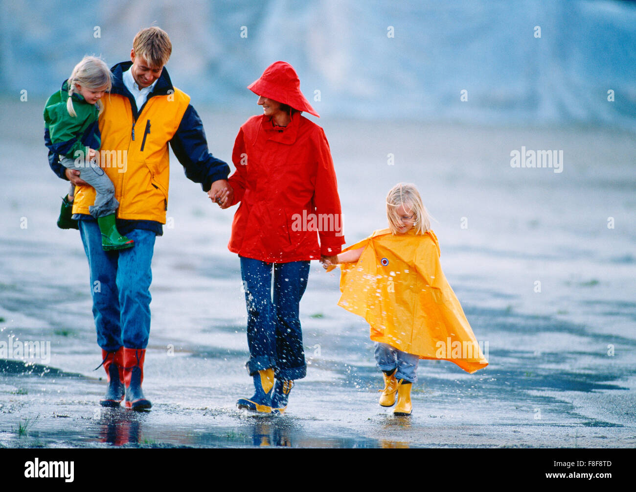 Familie mit 2 Kindern dans Regenklamotten bunten beim Promenade und numérique KO-Dia Banque D'Images