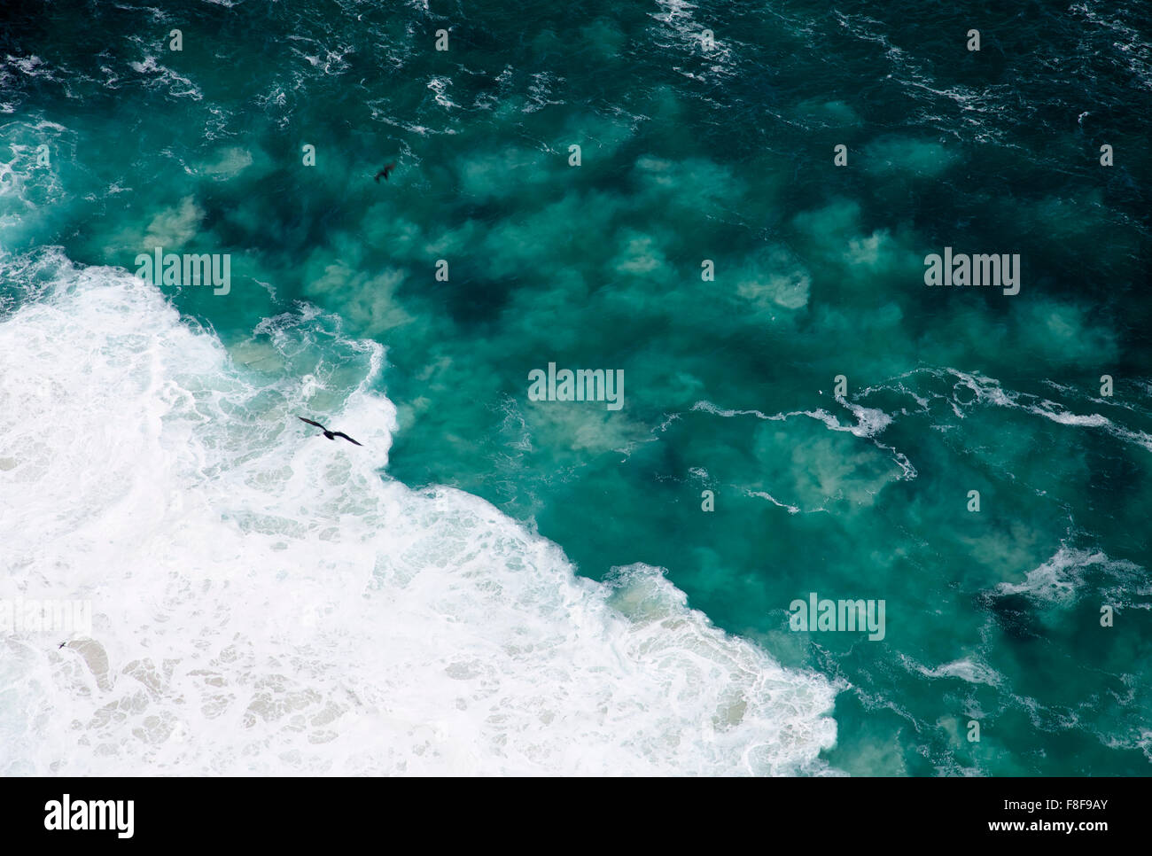 Une vue de dessus des vagues de l'océan dans l'Atlantique Banque D'Images