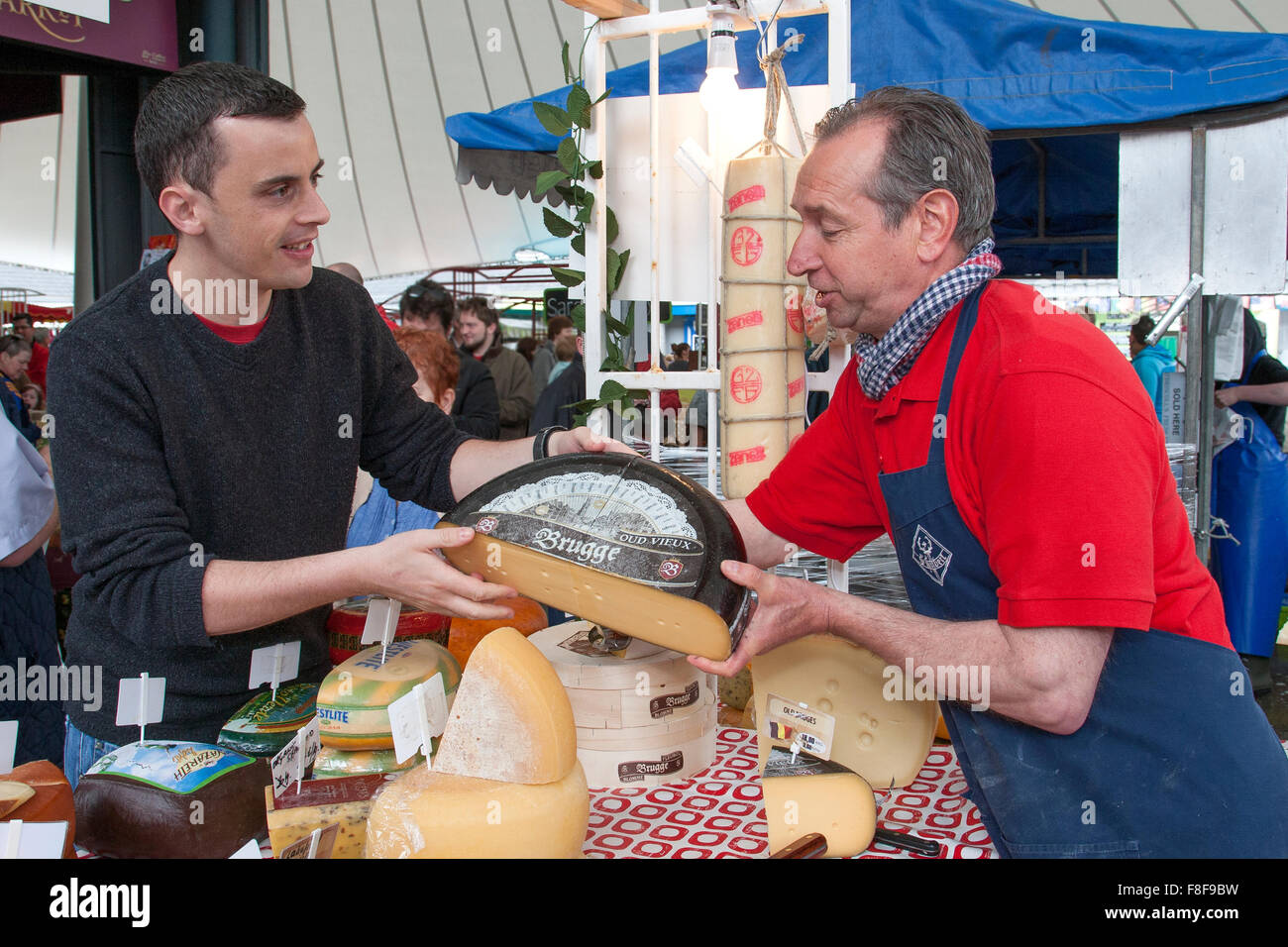 Jeune homme l'achat de fromage à échoppe de marché. Limerick, Irlande du marché du lait Banque D'Images