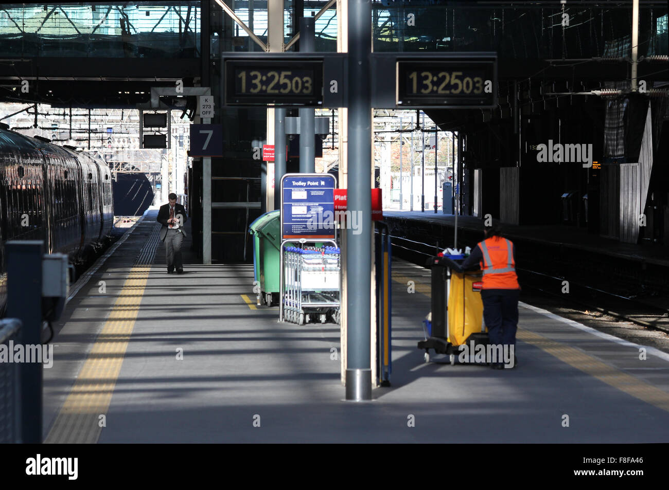 Un train vide en plate-forme de Londres Paddington, seulement un nettoyant et un inspecteur de train sont visibles Banque D'Images