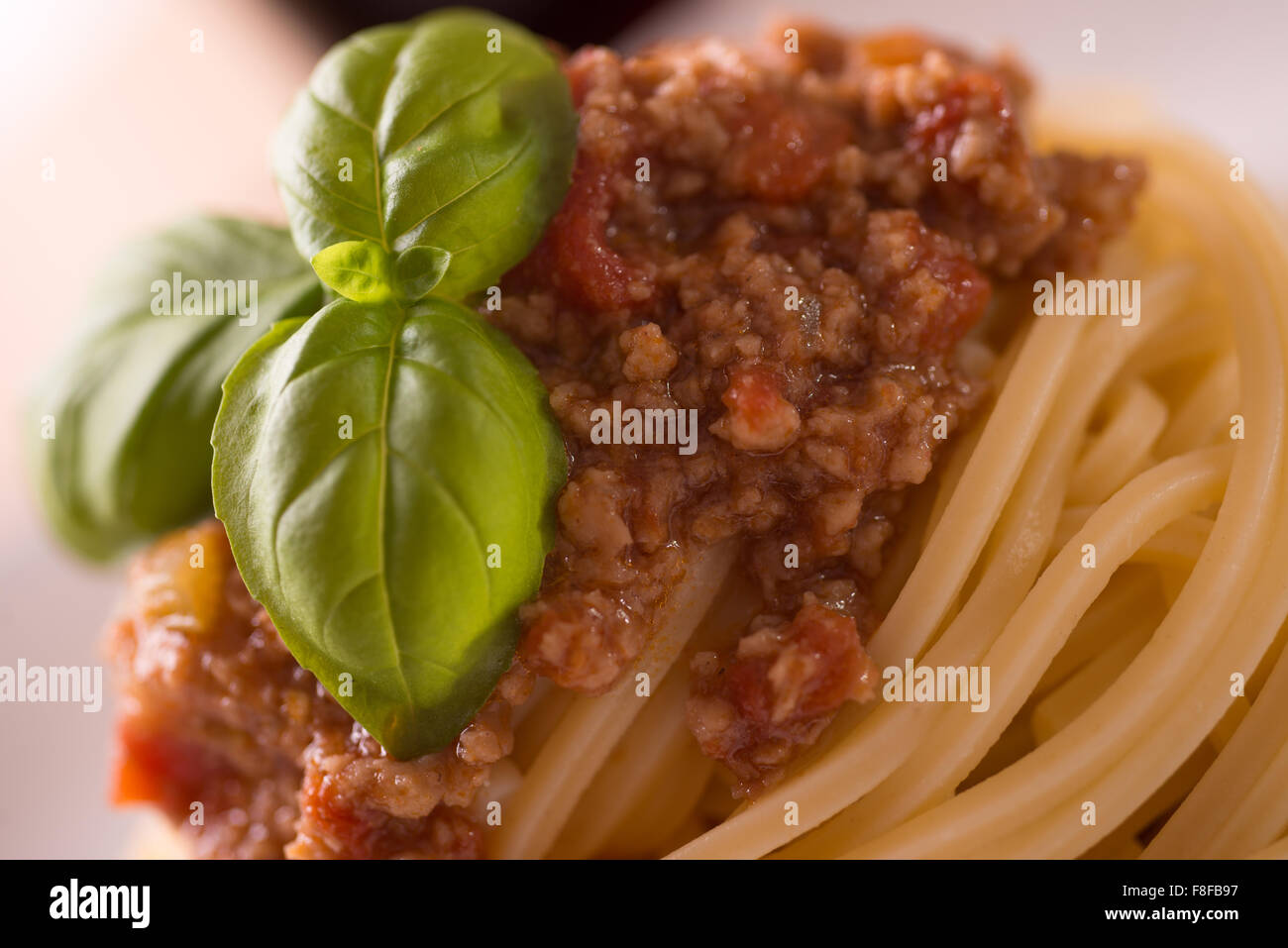 Spaghetti bolognaise italienne habillée avec sauce végétalienne Banque D'Images