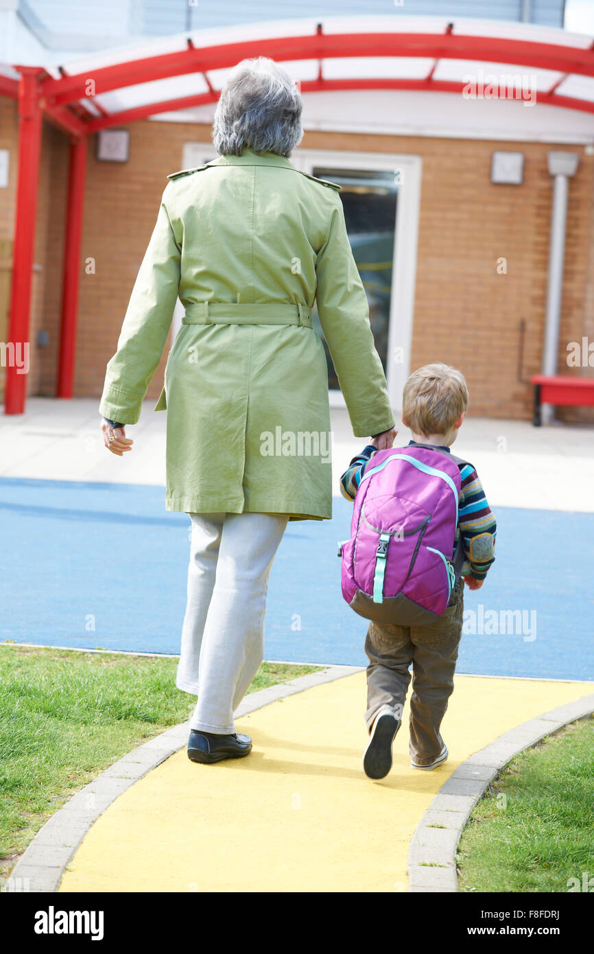 Grand-mère en prenant son petit-fils à l'école Banque D'Images