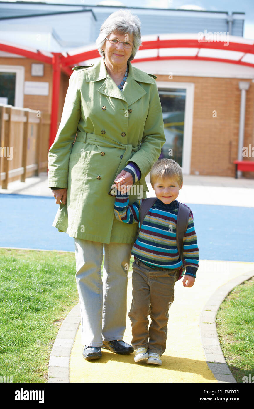 Grand-mère en prenant son petit-fils à l'école Banque D'Images