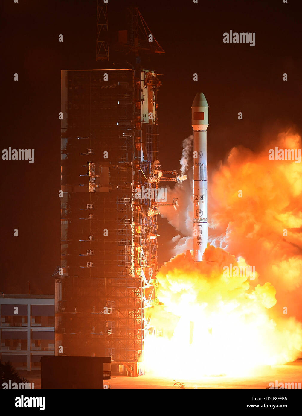 Xichang. Dec 10, 2015. Une fusée Longue Marche-3C transportant le ChinaSat 1C décolle au centre de lancement de satellites de Xichang dans le sud-ouest de la province chinoise du Sichuan, le 10 décembre 2015. Le satellite, développé par China Academy of Space Technology, fournira de la radio, de la télévision et de transmission large bande pour les stations de radio du pays, des stations de télévision, stations de radio et les réseaux par câble. Credit : Xue Yubin/Xinhua/Alamy Live News Banque D'Images