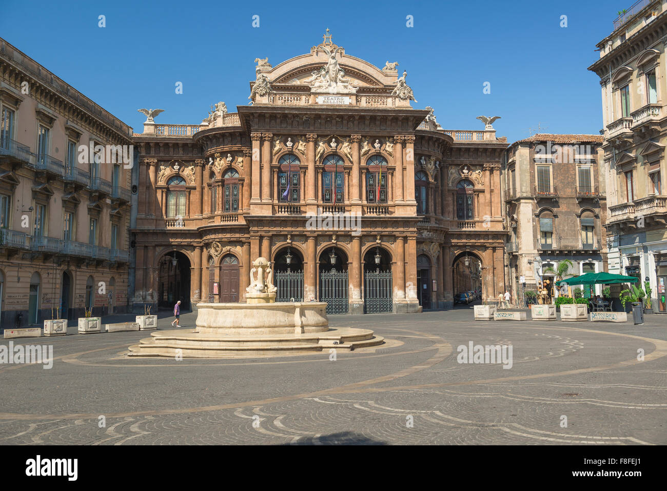 Piazza Bellini, vue sur l'opéra historique de Catane - le Teatro Bellini - avec la Piazza Bellini en premier plan, Catane, Sicile. Banque D'Images