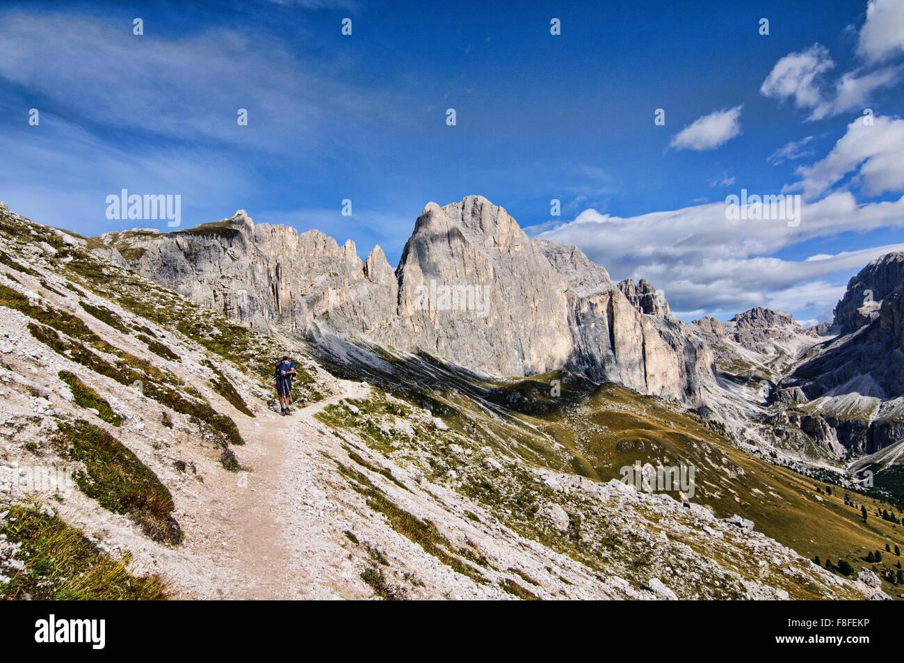 Trekker à Cinque Torri di Averau du Nuvolau, Dolomites, Padova, Italie Banque D'Images