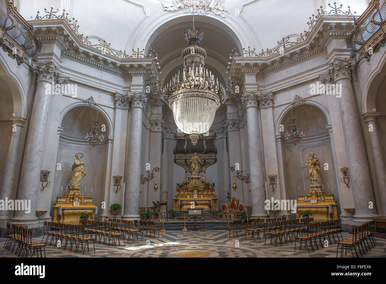 Sicile baroque, vue sur l'intérieur de l'église baroque de St Agatha (Badia di Sant'Agata), Catane, avec son opulent lustre en verre. Banque D'Images