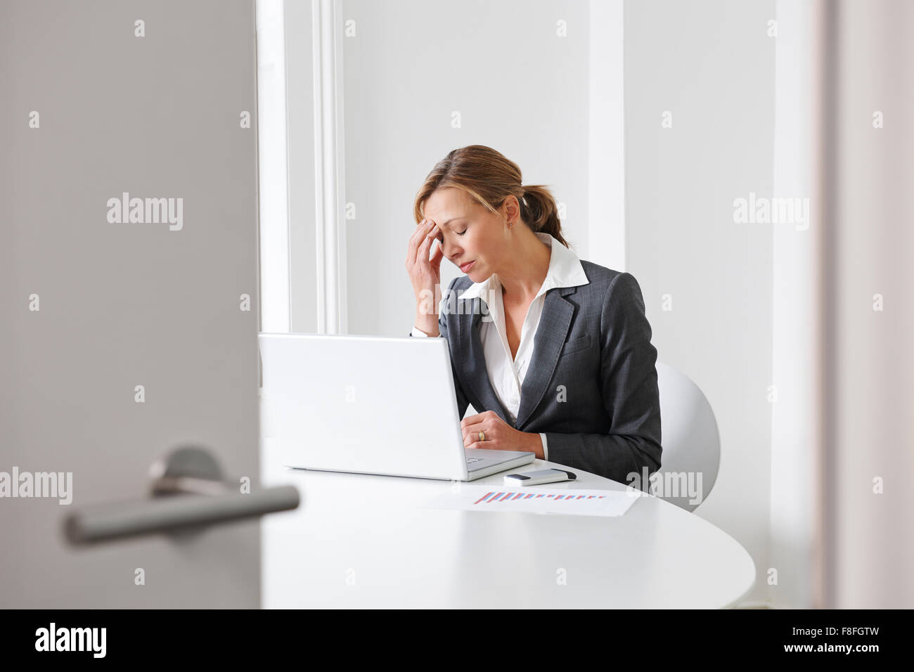 Souligné Businesswoman Working in Office Banque D'Images