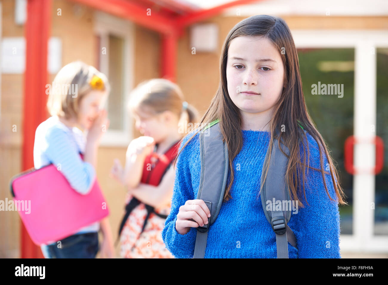 Malheureux d'être fille de commérages par des amis d'école Banque D'Images