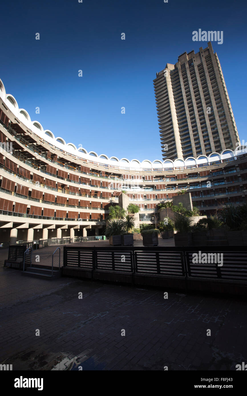 Offres et demandes de Barbican, Londres comme l'une des meilleurs exemples de l'architecture brutaliste, London, England, UK Banque D'Images