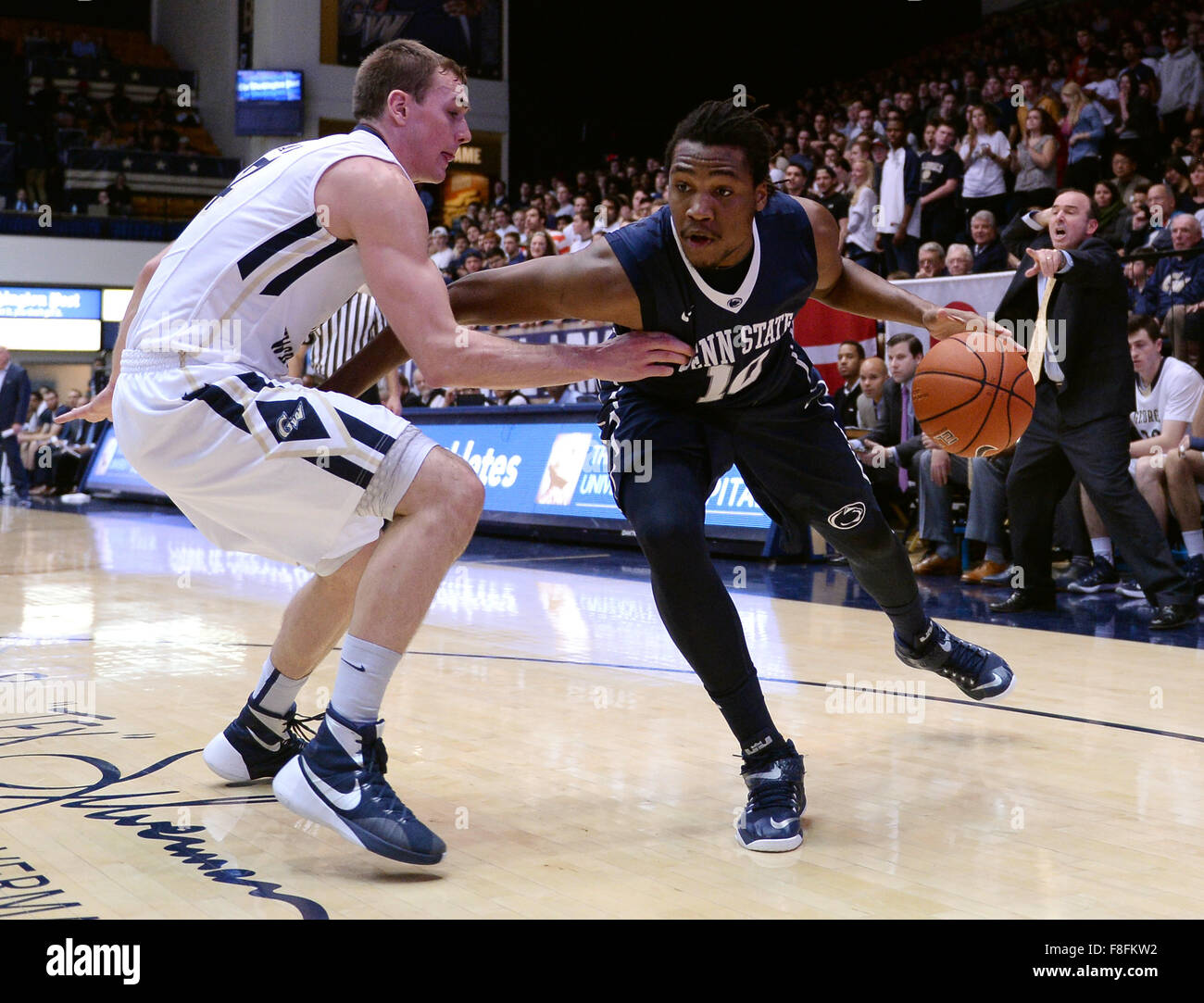 Washington, DC, USA. Dec 8, 2015. 20151208 - Penn State avant BRANDON TAYLOR (10) dribbles contre George Washington l'avant TYLER CAVANAUGH (34) dans la première moitié au Smith Center à Washington. © Chuck Myers/ZUMA/Alamy Fil Live News Banque D'Images