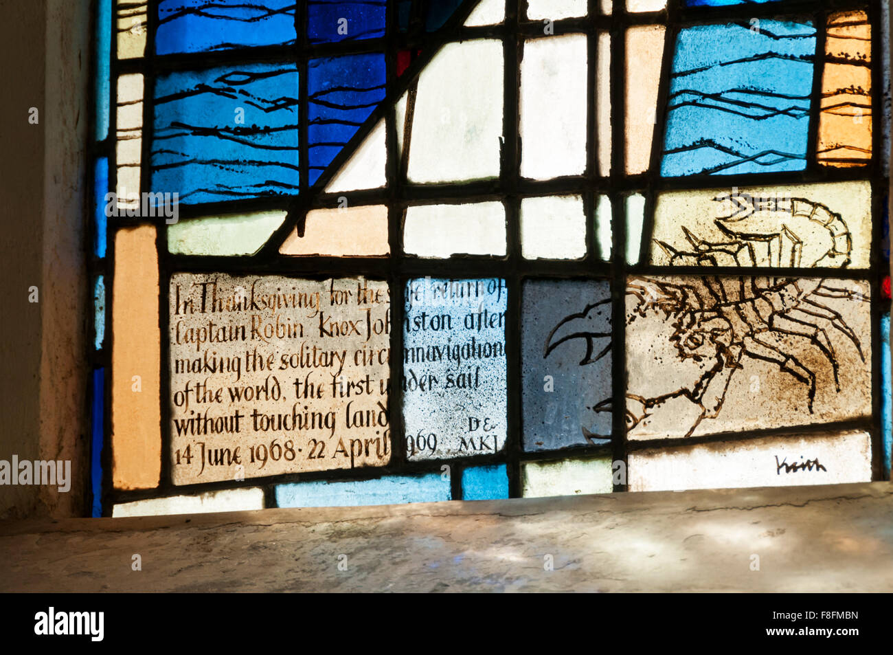 Inscription sur vitrail dans Downe church, Kent, célèbre le retour en toute sécurité des Knox-Johnstone Robin. Plus de détails EN DESC. Banque D'Images