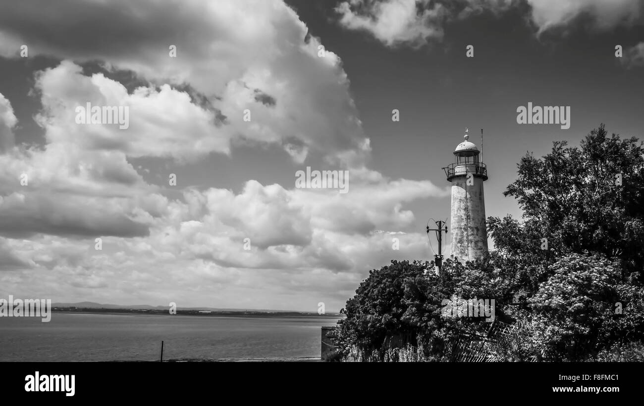 Photographie en noir et blanc du phare à Oglet shore, Hale, UK Banque D'Images