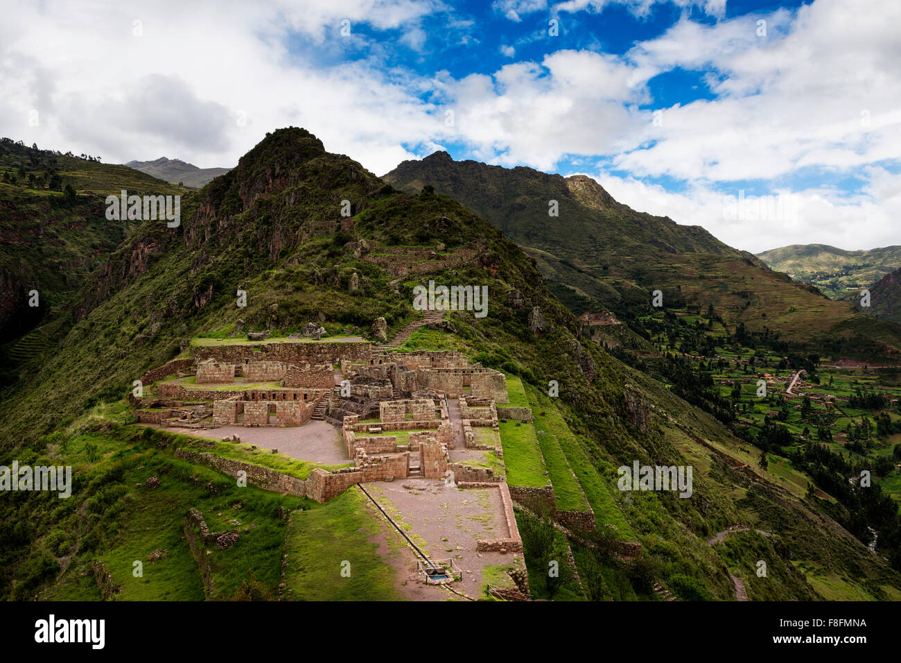 Vue sur les ruines Inca près de la ville de pisac dans la Vallée Sacrée, Pérou Banque D'Images