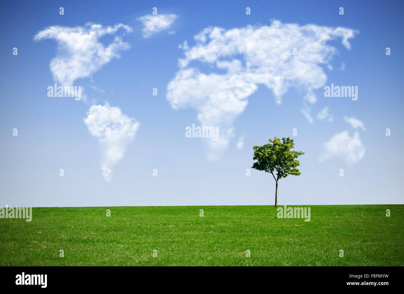 Nuages dans la forme d'une carte du monde contre le ciel bleu Banque D'Images