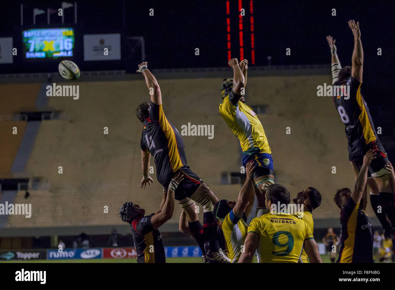 Pour Paulo, SP, BRÉSIL. 9Th Jul 2015. Sao Paulo. SP. Le Brésil. 04/12/2015 - Sport - Rugby - Rugby équipe nationale brésilienne fait face à l'Allemagne dans le stade de Pacaembu, pour Paulo, ce vendredi (04), le Super Challenge Rugby BRA XV. Le jeu de rugby à cet endroit montre la croissance du sport dans le pays et est un grand pas pour la massification du sport. Photo : Dorivan Marinho/Midas Presse © csm/Alamy Live News Banque D'Images