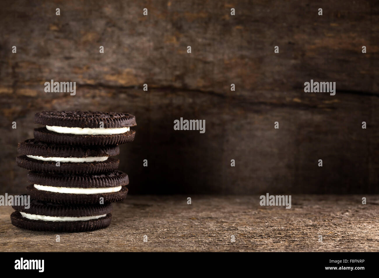 Les cookies au chocolat avec crème blanche sont sur table en bois Banque D'Images