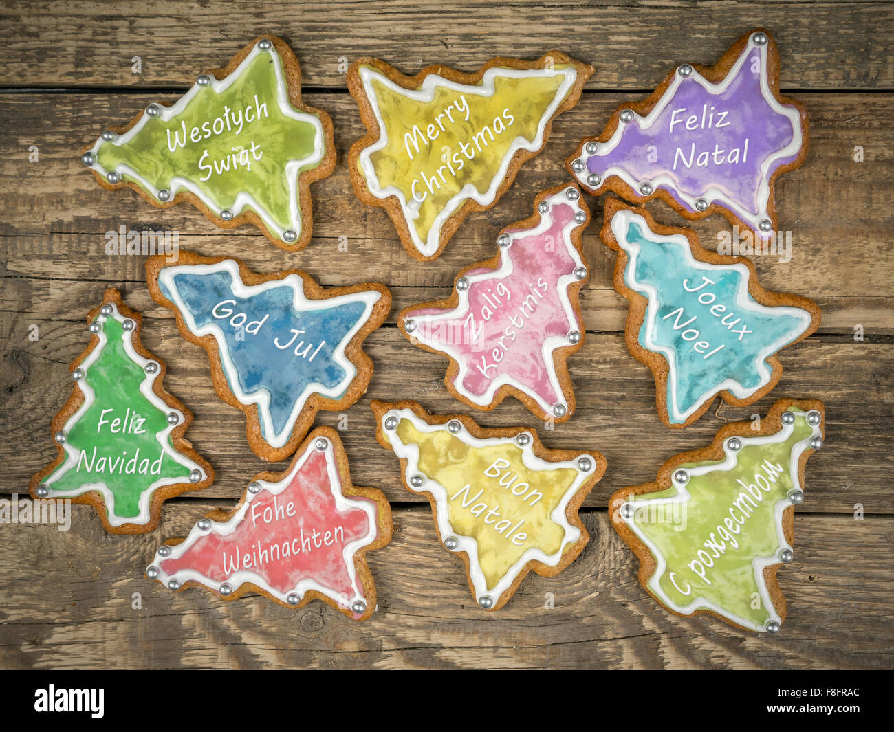 Gingerbread cookies de Noël avec des salutations dans dix langues internationales placées sur des planches rustiques Banque D'Images