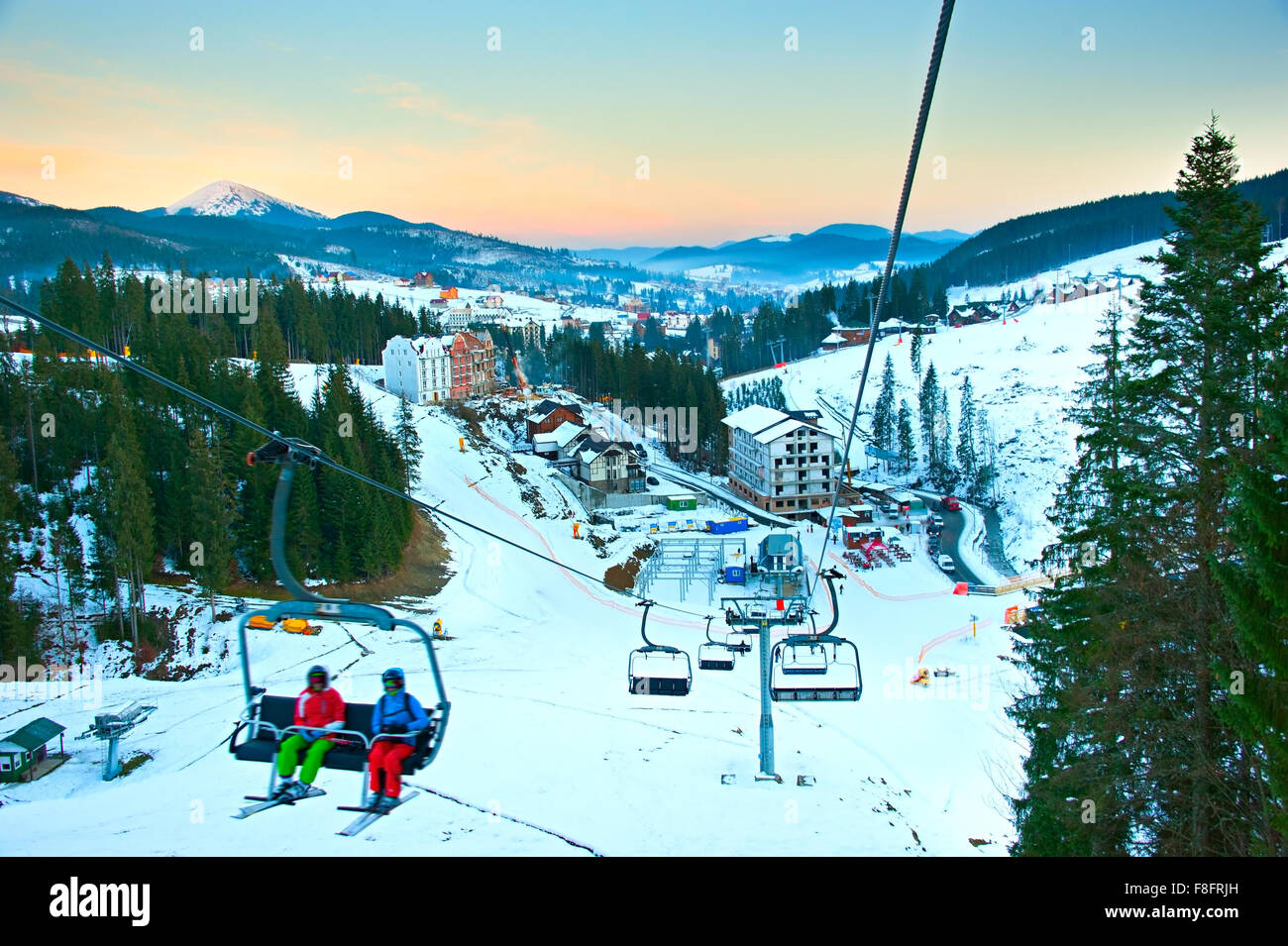 Vue aérienne du ciel de Bukovel, célèbre station de ski de l'Ukraine Banque D'Images