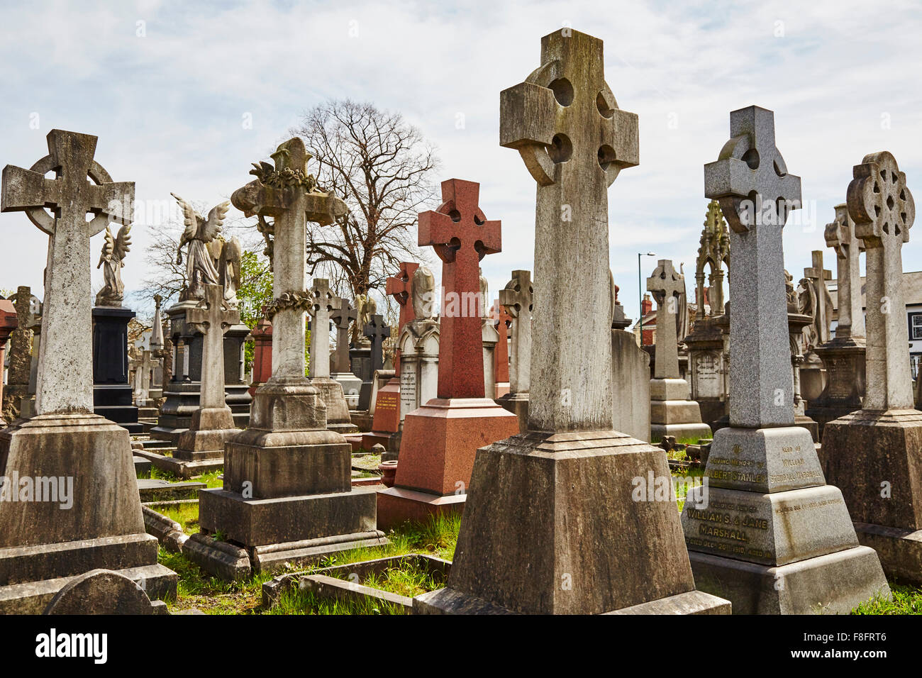 Un groupe de croix en pierre les pierres tombales dans le cimetière de l'Église, Nottingham, Angleterre, Royaume-Uni. Banque D'Images