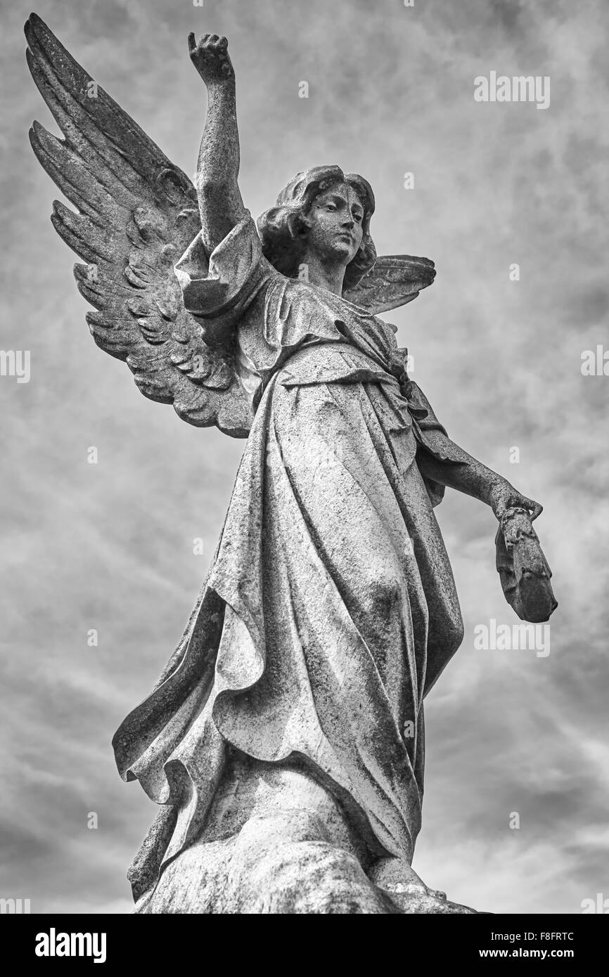 Sculpture en pierre historique représentant un ange à l'Église Cimetière, Nottingham, Angleterre, Royaume-Uni. Banque D'Images