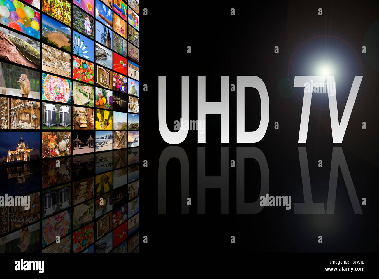 Concept de télévision haute définition Ultra sur fond noir avec reflet Banque D'Images