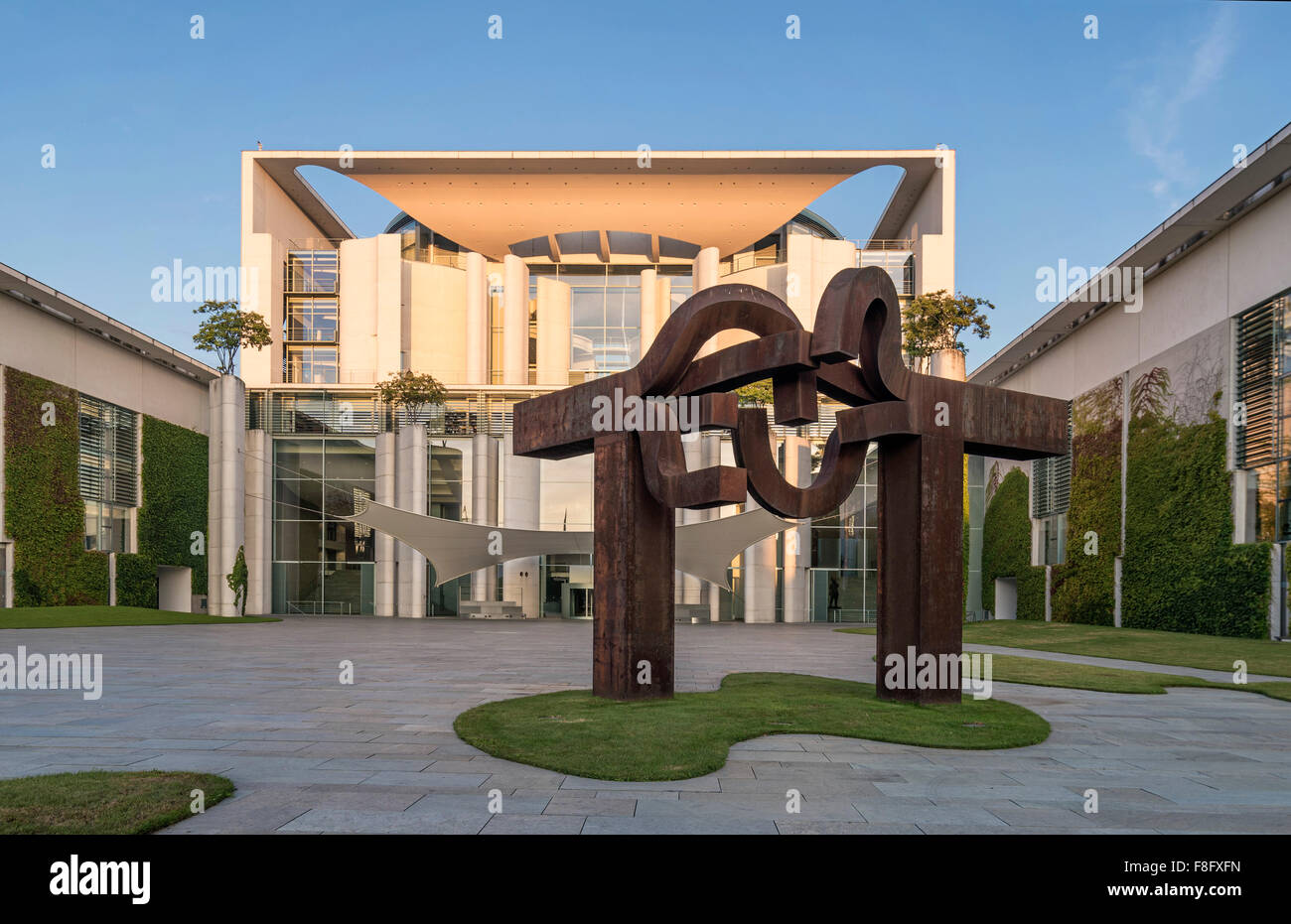 Lever du soleil à la Chancellerie fédérale allemande, Bundeskanzleramt, sculpture en acier 'Berlin' par l'artiste Basque Eduardo Chillida, Berlin, Allemagne Banque D'Images