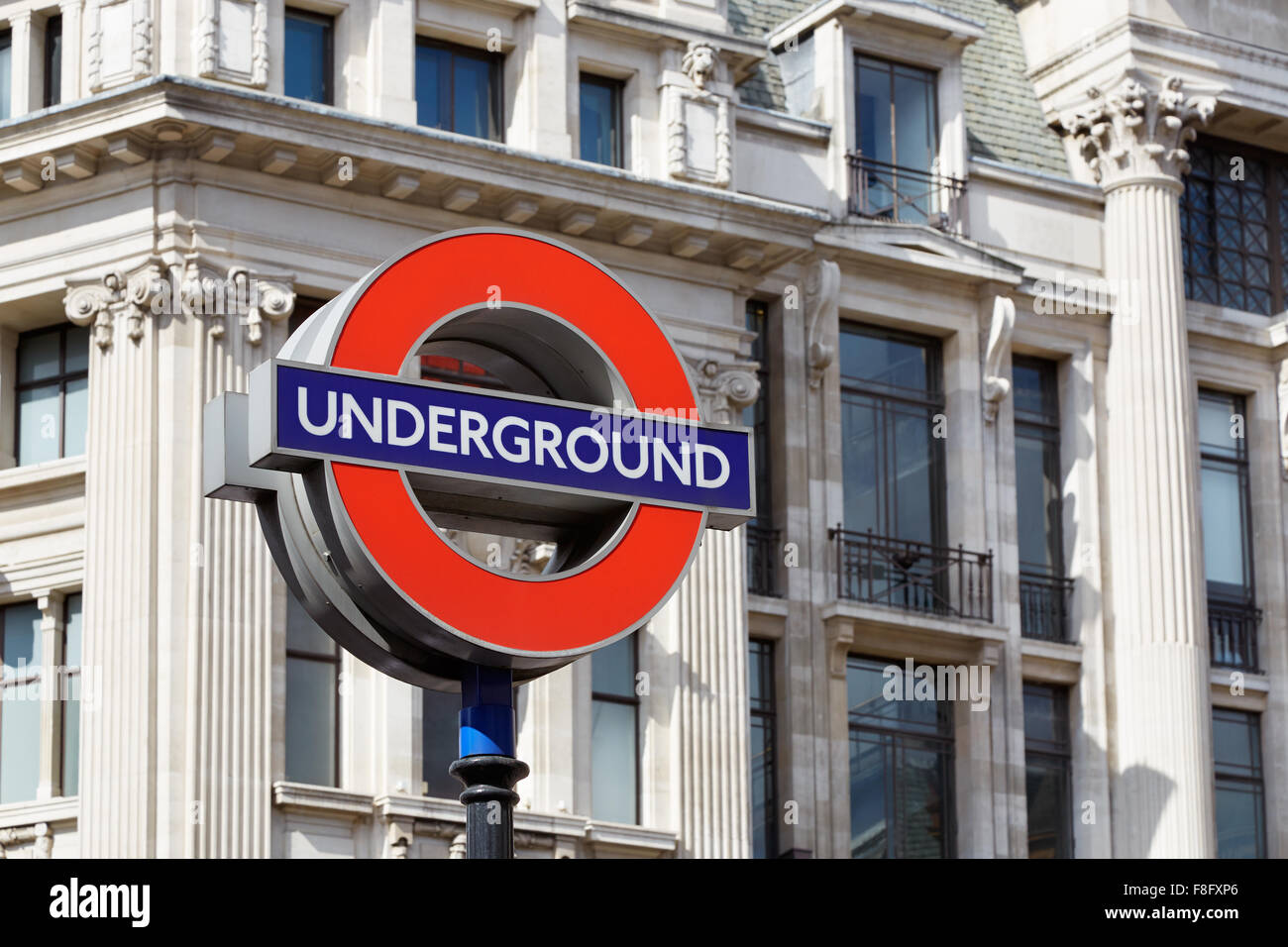 Métro de Londres célèbre signe avec architecture fond Banque D'Images