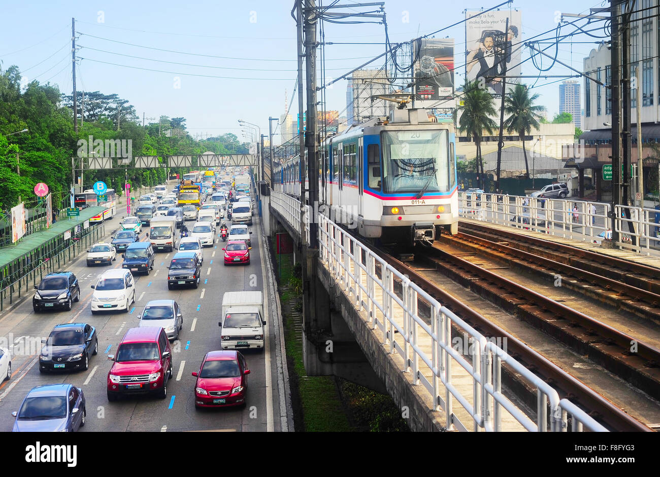 La LRT sur un chemin de fer à Manille, aux Philippines. 579 000 TLR sert de passagers chaque jour. Il Banque D'Images
