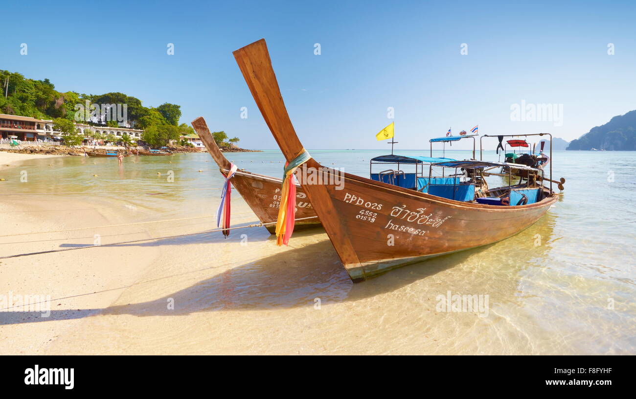 Thaïlande - île de Phi Phi, Phang Nga Bay, longue queue bateaux au port Banque D'Images