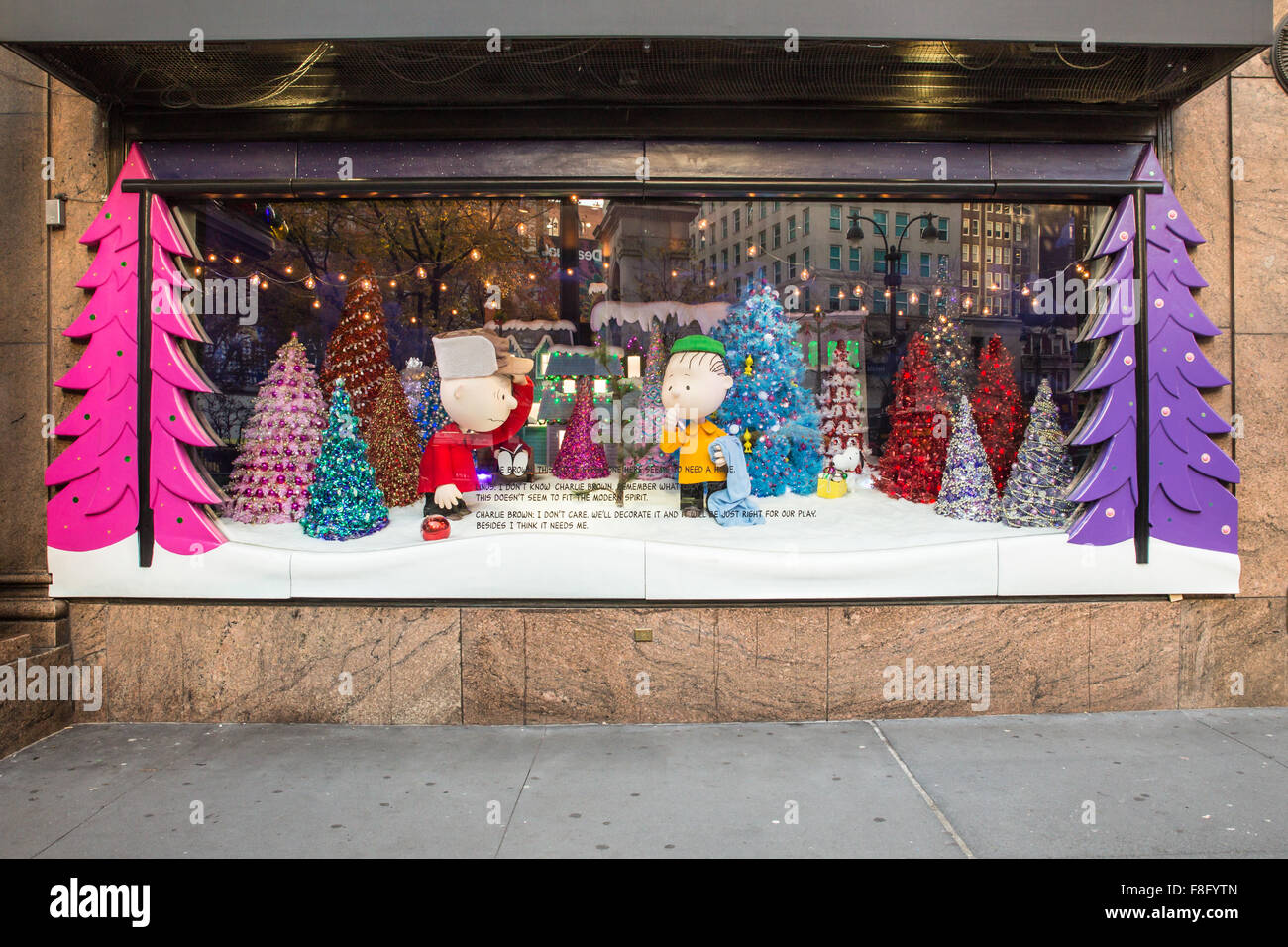 Avis de Macy's Herald Square à Manhattan, avec des vacances de Noël la vitrine. Banque D'Images