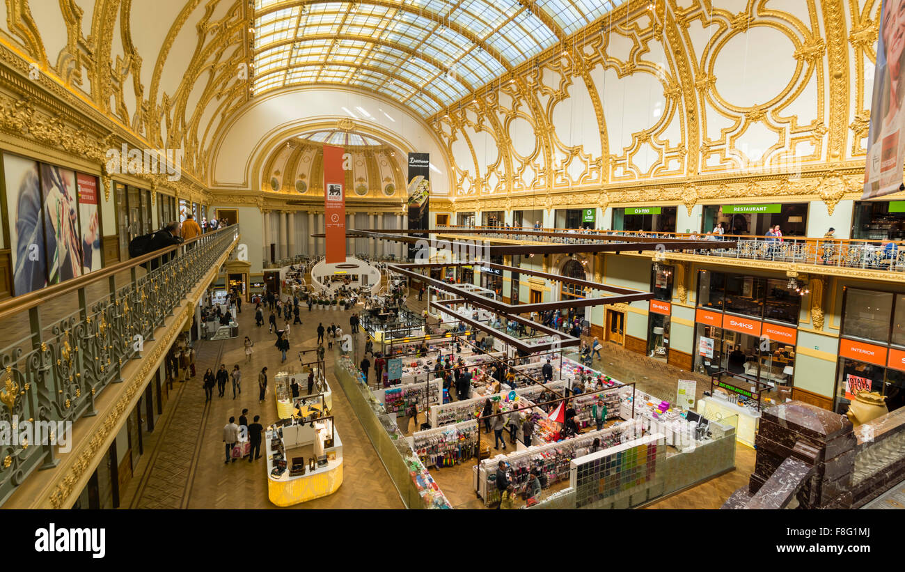 Vue panoramique de la salle principale de l'architecture néoclassique Stadsfeestzaal galeries de magasins à Anvers, Flandre, Belgique. Banque D'Images
