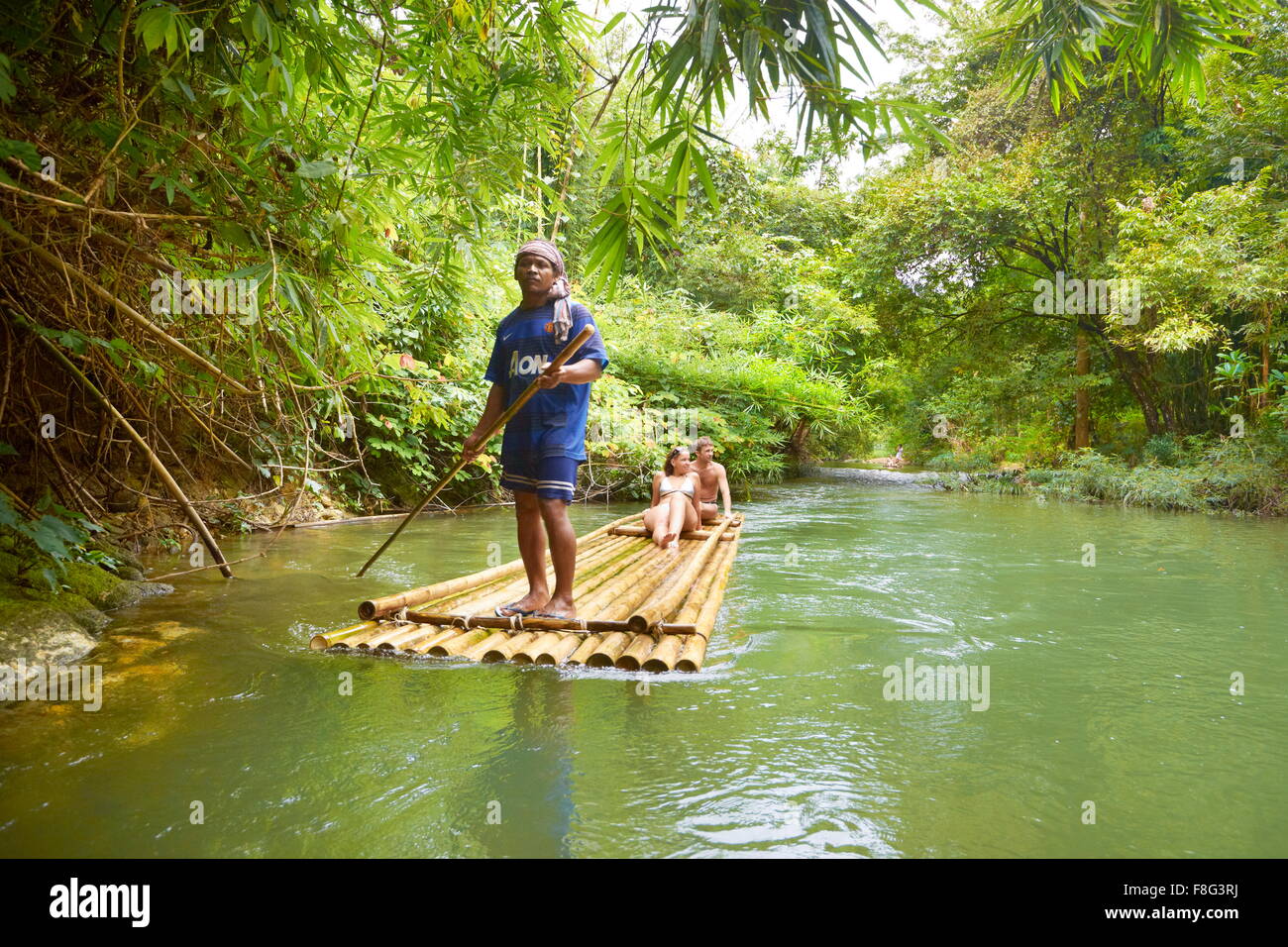 Thaïlande - Parc national de Khao Lak, Bamboo rafting dans les forêts tropicales Banque D'Images