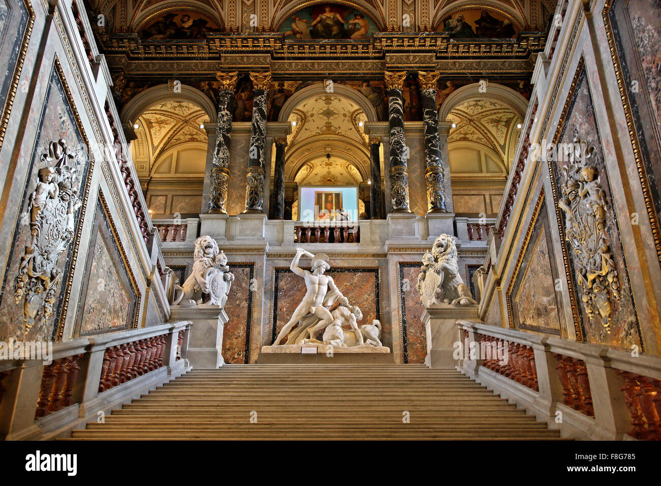 L'escalier principal dans le musée d'histoire de l'Art (Kunsthistorisches Museum), Vienne, Autriche. Banque D'Images