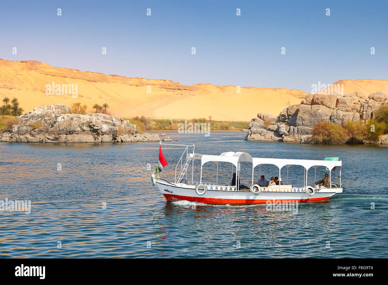 Egypte - Croisière sur le Nil, petit bateau de croisière naviguant à Assouan, zone protégée de la première cataracte du Nil Banque D'Images