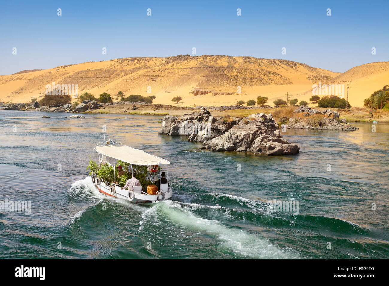 Egypte - Croisière sur le Nil, petit bateau de croisière naviguant à Assouan, zone protégée de la première cataracte du Nil Banque D'Images