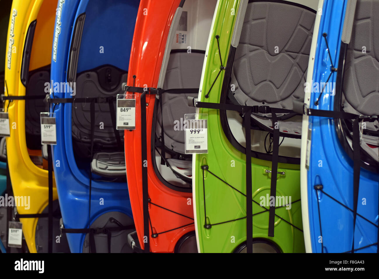 Kayaks colorés à vendre à Dick's Sporting Goods, un grand magasin à la Roosevelt Field Mall à Garden City, Long Island Banque D'Images