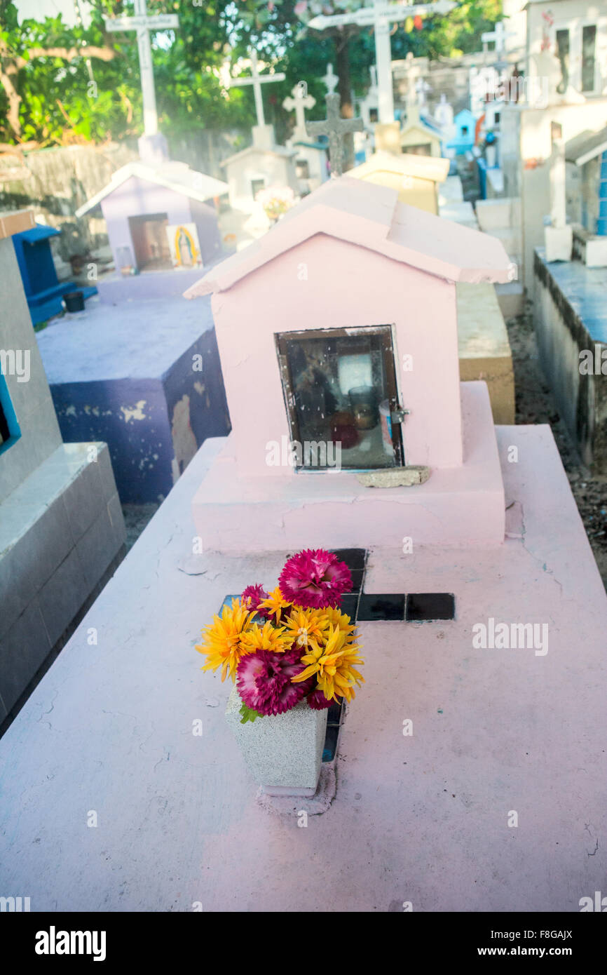 Des fleurs sur une tombe dans un cimetière mexicain Banque D'Images