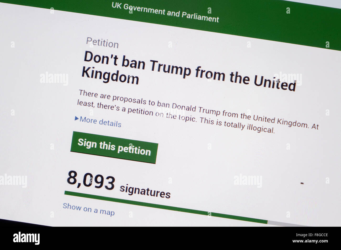 UK. 10 Décembre, 2015. Une pétition en ligne pour le gouvernement britannique et le Parlement afin d'empêcher l'atout de Donald de visiter le Royaume-Uni a gagné plus de 350 000 signatures. Les utilisateurs de Facebook avec le partage de liens sur leurs pages. Il y a aussi une pétition pour permettre à l'atout de Donald dans le Royaume-Uni, même s'il n'est pas interdit de le faire. Credit : Mick Flynn/Alamy Live News Banque D'Images
