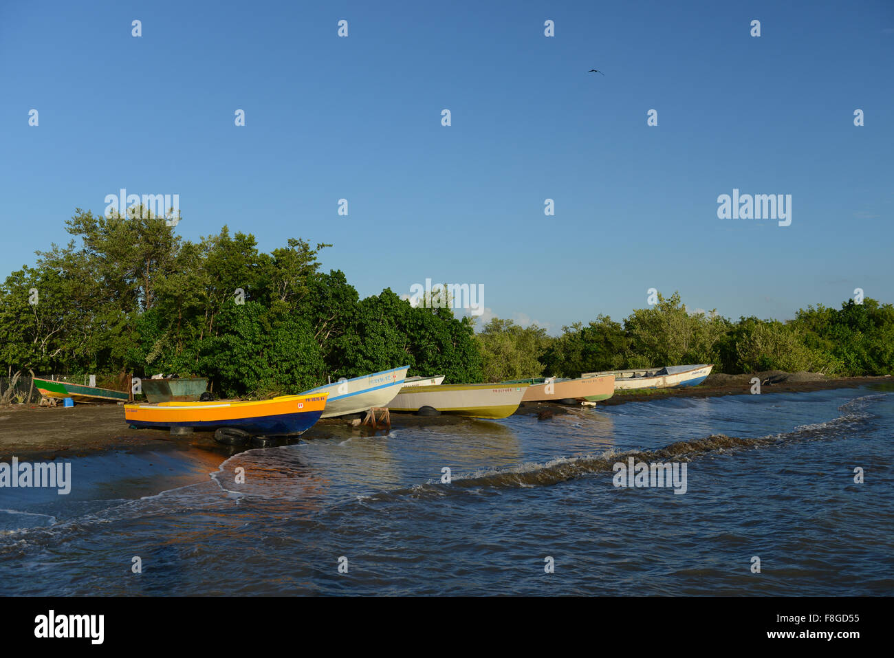Bateaux de pêcheur pendant un coucher de soleil dans la ville de Juana Diaz, Puerto Rico. L'île des Caraïbes. USA territoire. Banque D'Images