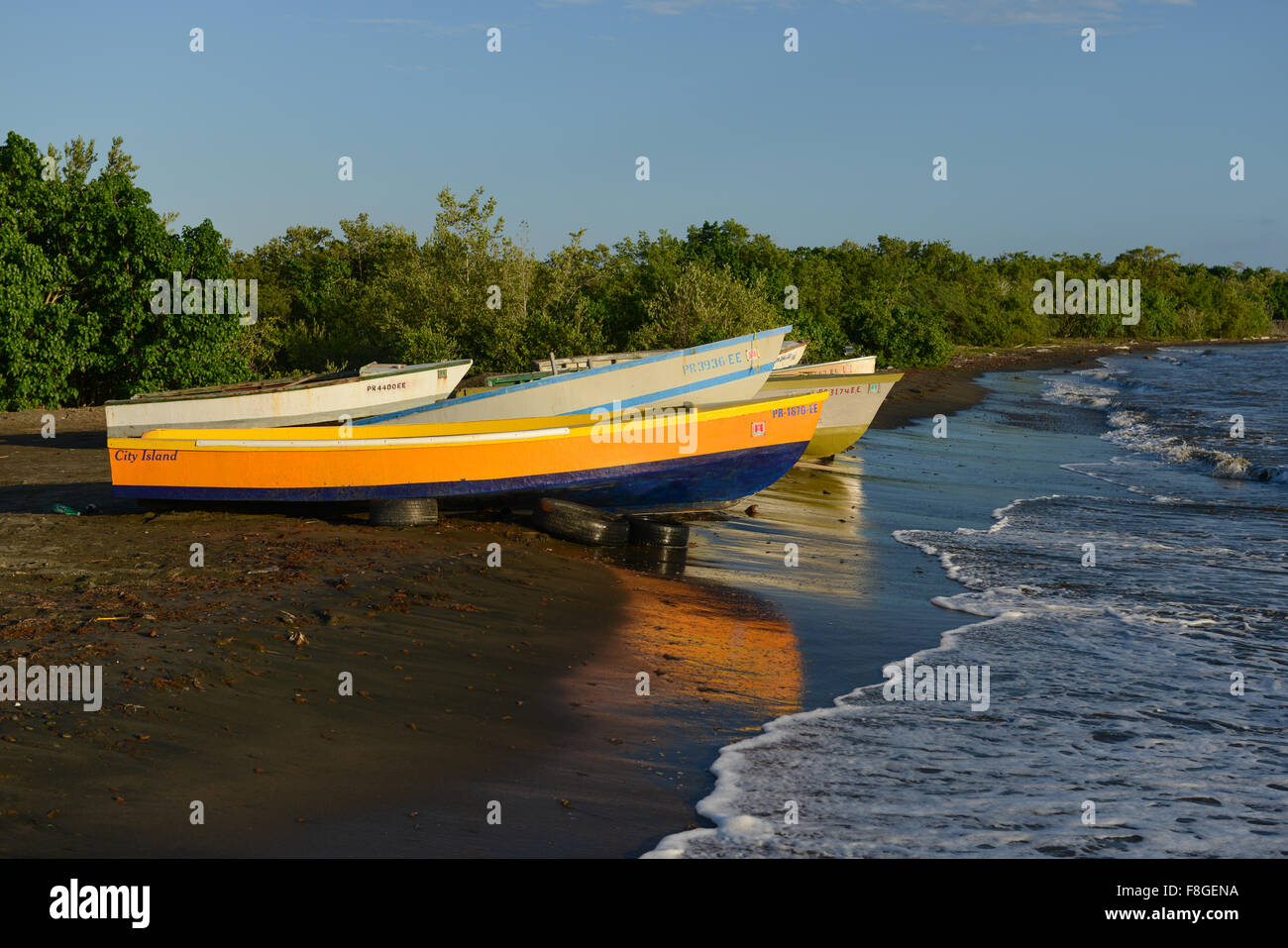 Bateaux de pêcheur pendant un coucher de soleil dans la ville de Juana Diaz, Puerto Rico. L'île des Caraïbes. USA territoire. Banque D'Images