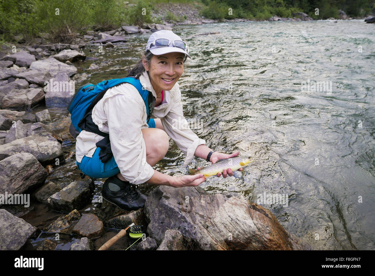 Femme japonaise pêche en rivière Banque D'Images