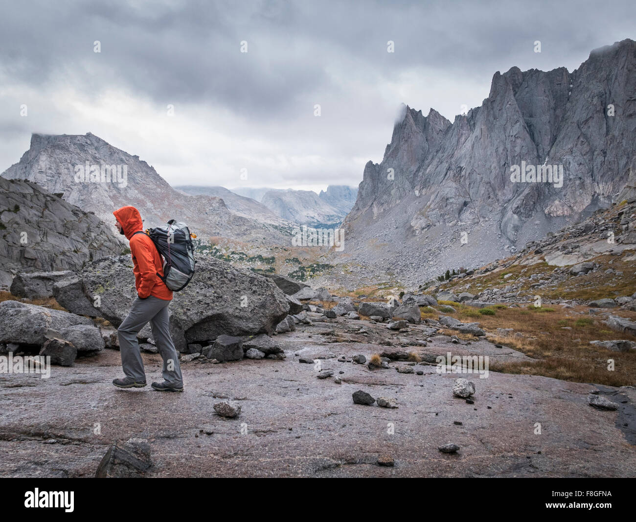 Caucasian hiker autour de montagne Banque D'Images
