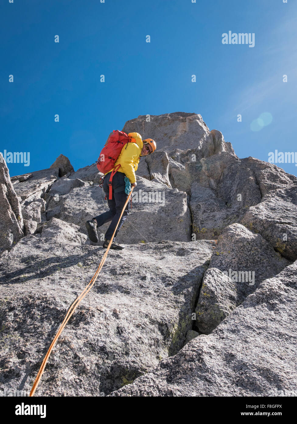 Grimpeur Caucasienne sur montagne Banque D'Images