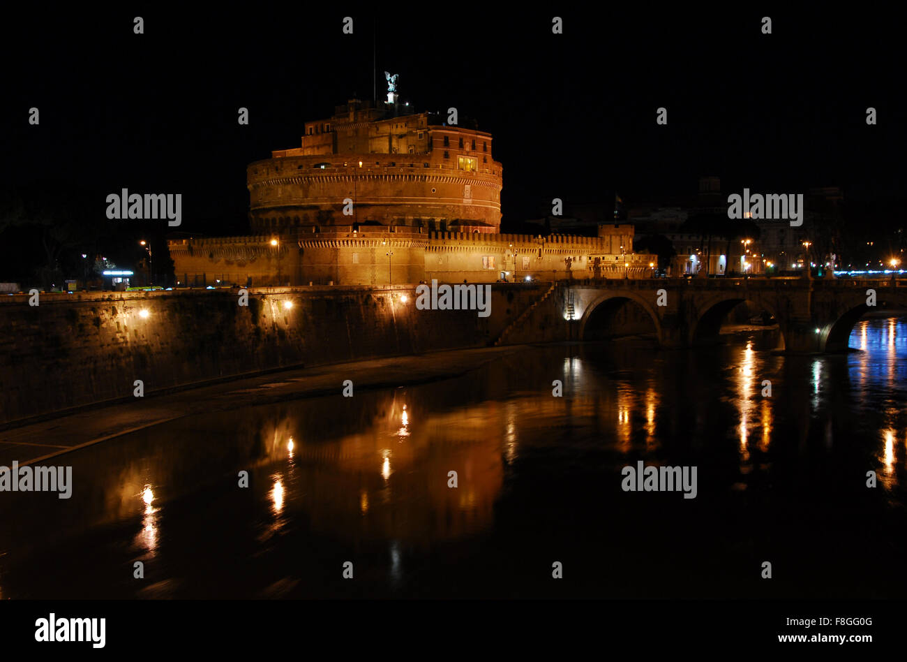 Vue romantique du Château Saint Ange d'un pont au-dessus du Tibre Banque D'Images