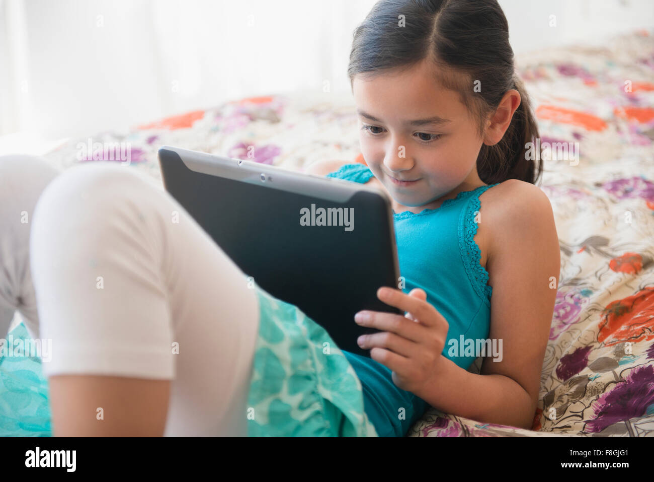 Girl using digital tablet Banque D'Images