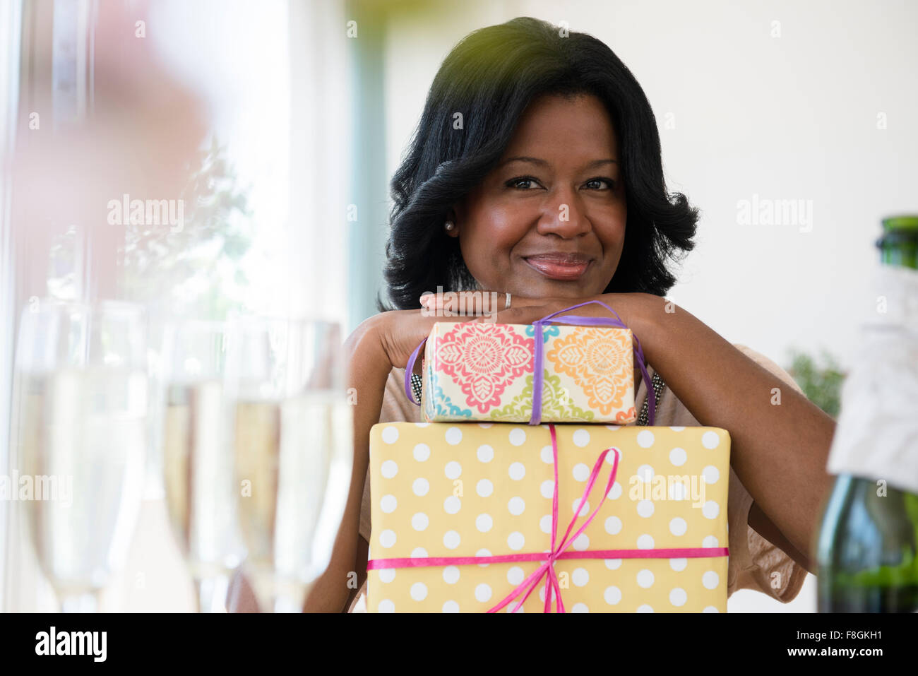 Femme noire avec gifts at party Banque D'Images