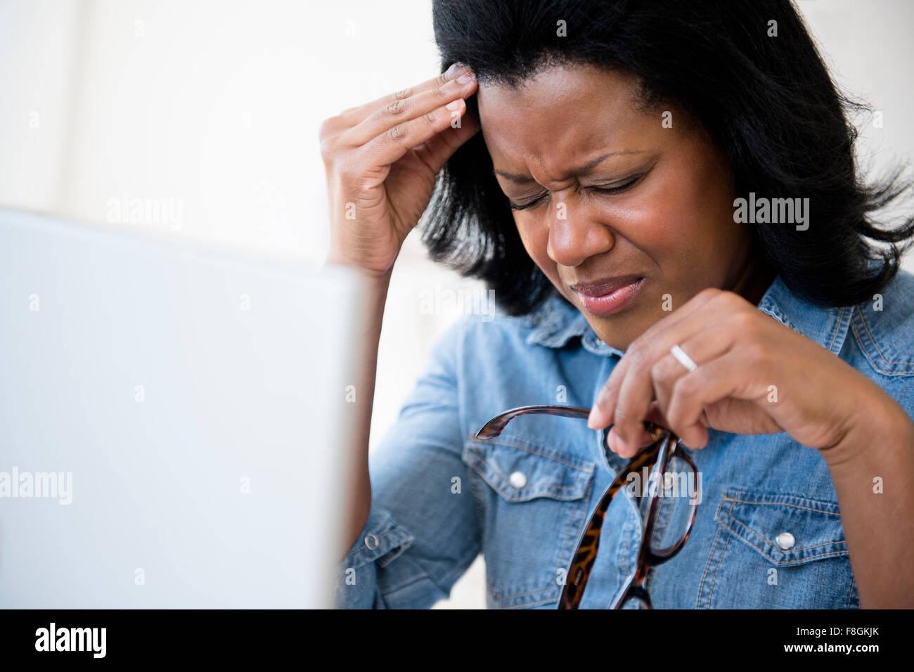 Frustrés black woman rubbing her front Banque D'Images