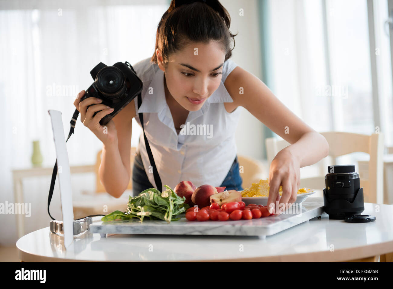 Young woman photographing food Banque D'Images