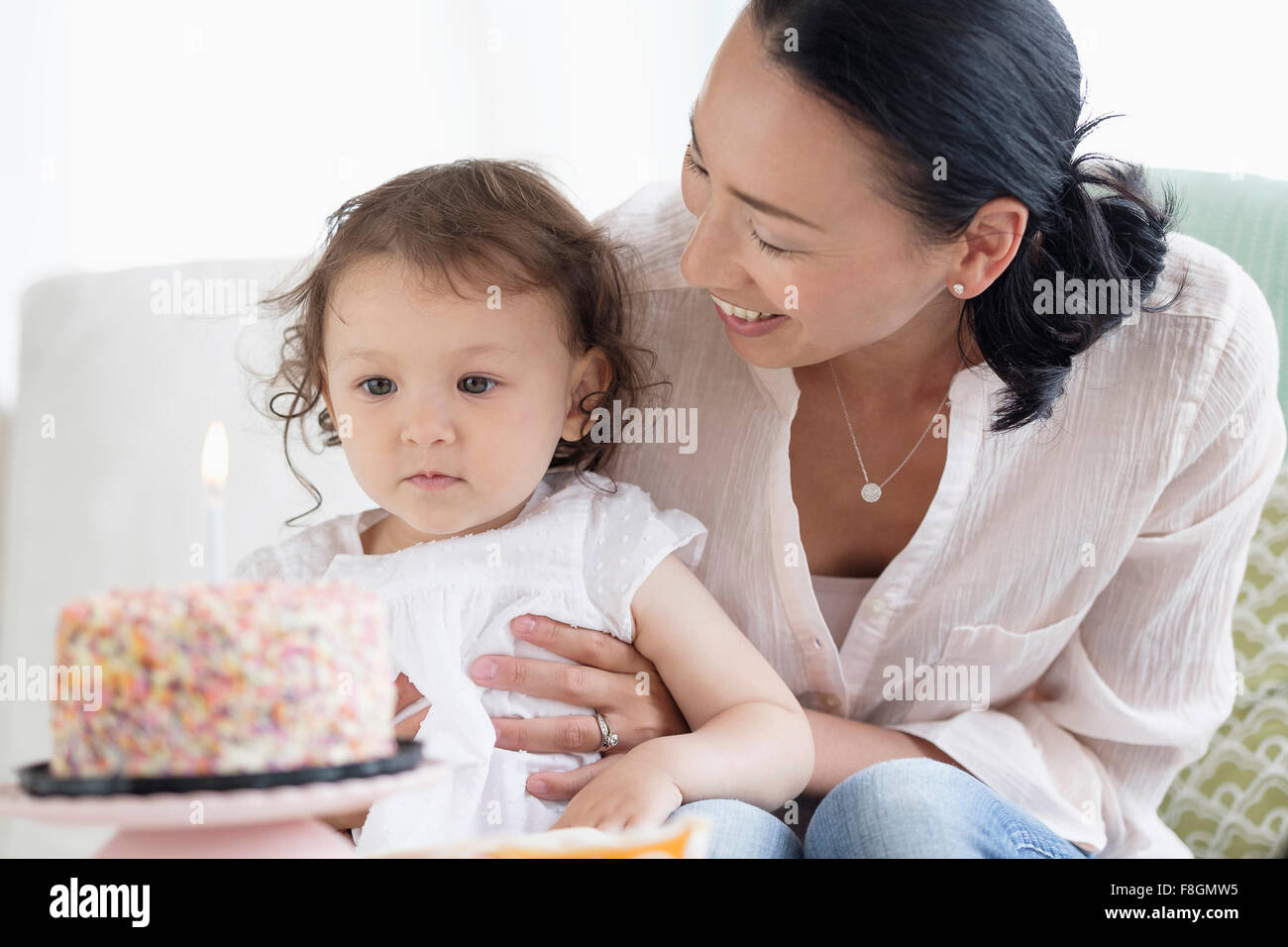 Mère et fille bébé celebrating birthday Banque D'Images